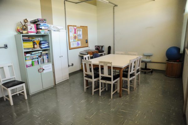 Sala com uma mesa e cadeiras, em geral usada para atendimento coletivo.