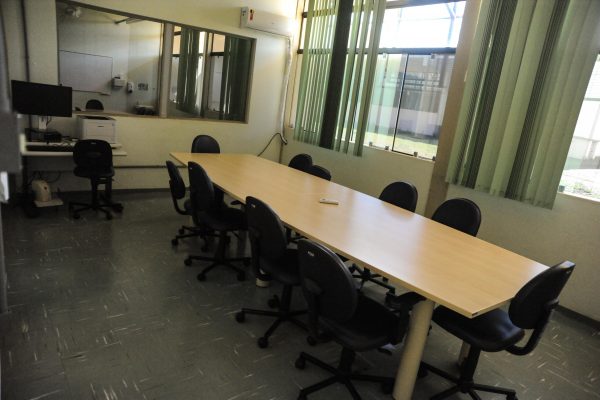 Sala de reunião da equipe multiprofissional. Ela possui uma mesa grande e várias cadeiras.