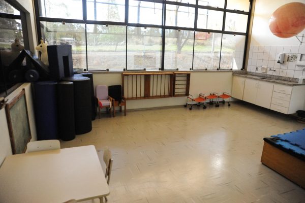 Sala de atendimento interdisciplinar com pia e demais acessórios.