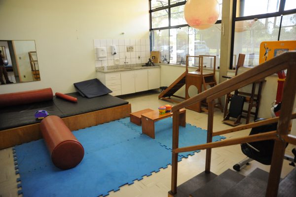 Sala de atendimento interdisciplinar com equipamentos diversos.