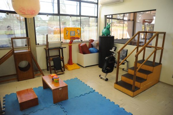 Sala de atendimento interdisciplinar com equipamento diversos exibida de outro ângulo.